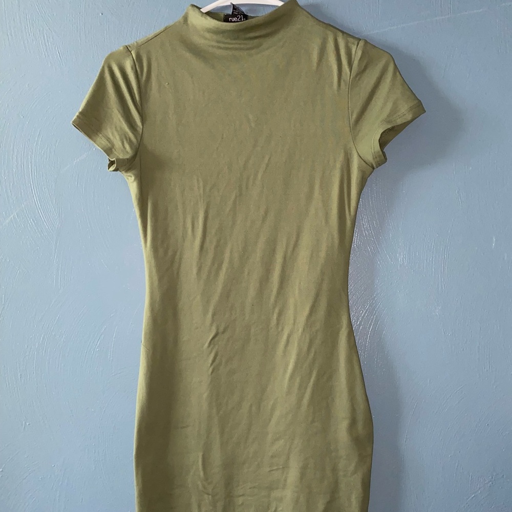 The length goes to about the knees, and is a body fitting dress, it’s very nice
